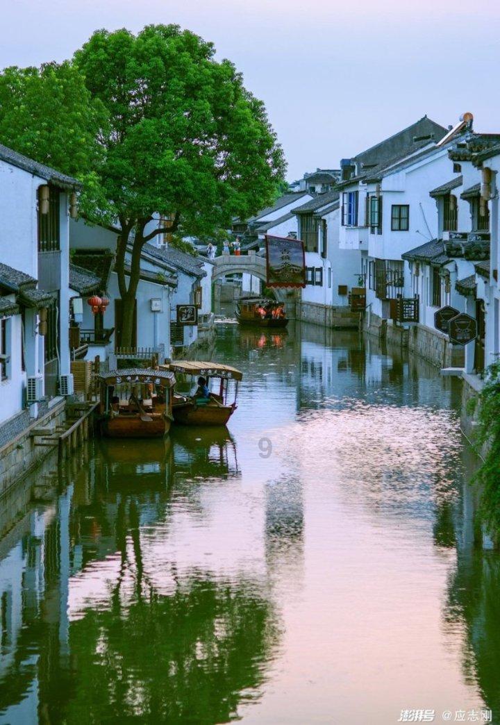 笑脸球的冒险之旅